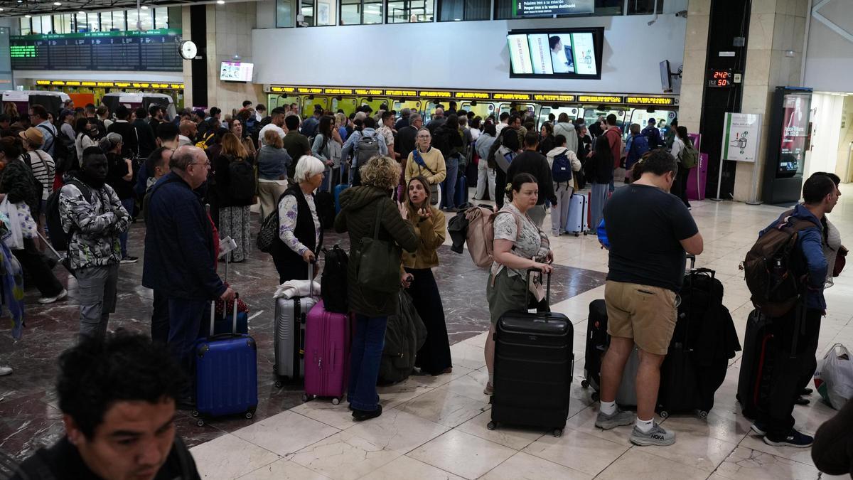 Desconcierto en Sants por la falta de trenes el día después del apagón