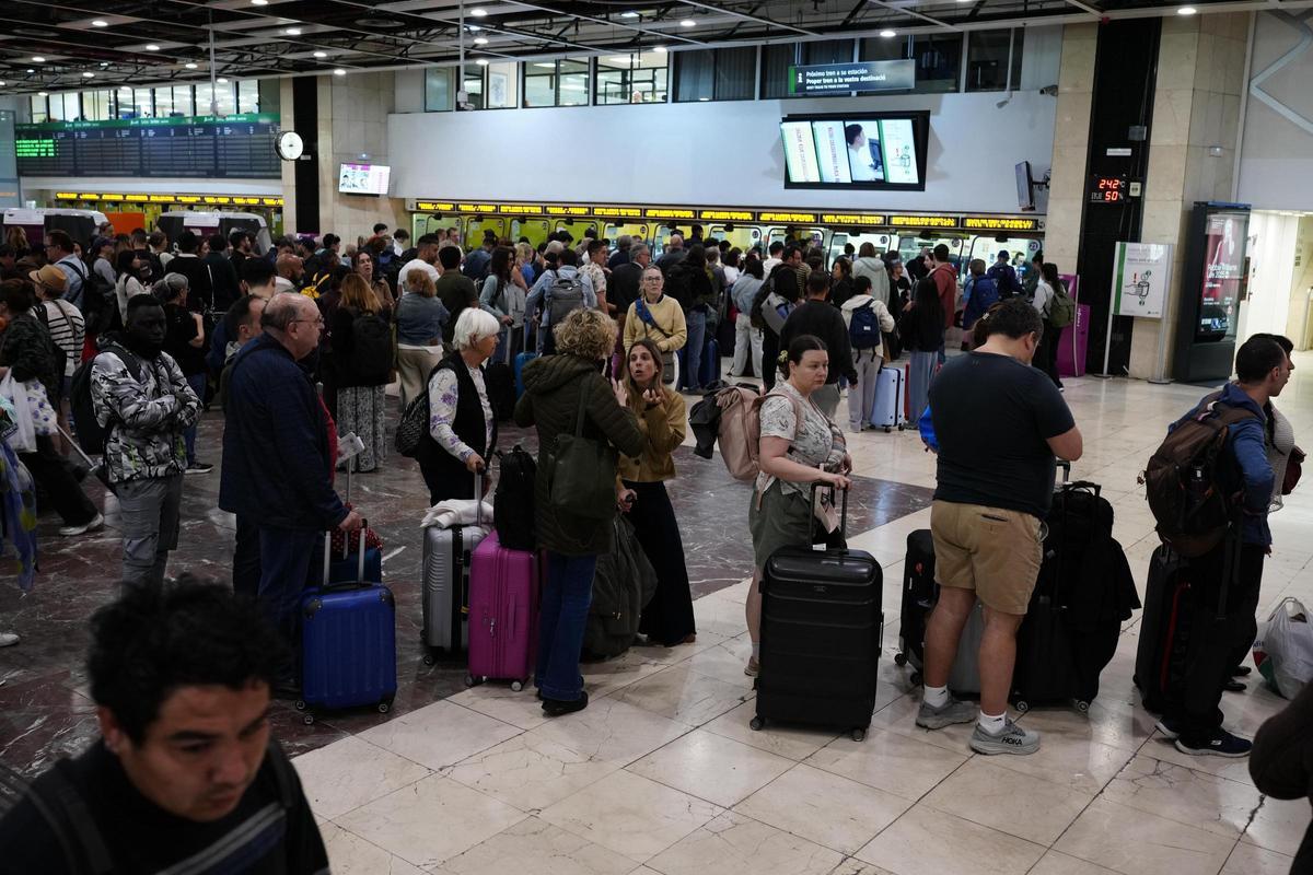 Desconcierto en Sants por la falta de trenes el día después del apagón