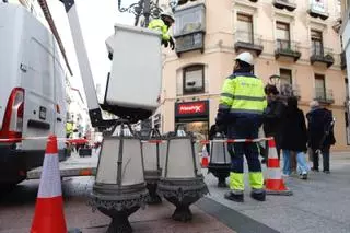 Comienza el desmontaje de las emblemáticas farolas de Averly en la calle Alfonso I de Zaragoza