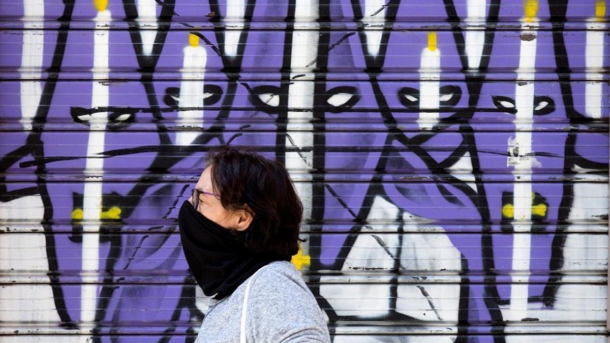 Una mujer con mascarilla por las calles de Málaga. Imagen de archivo.