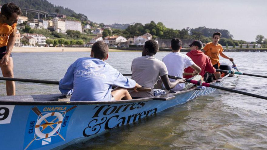 Un grupo de participantes en la jornada salen al mar en un batel.   // F.A.T.C.