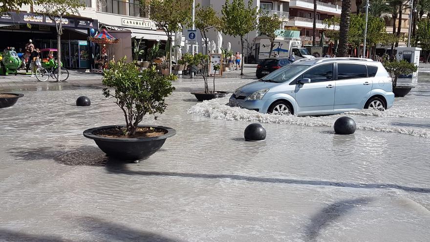 Strandpromenade überschwemmt: Wetterphänomen Rissaga flutet Port d&#039;Alcúdia auf Mallorca
