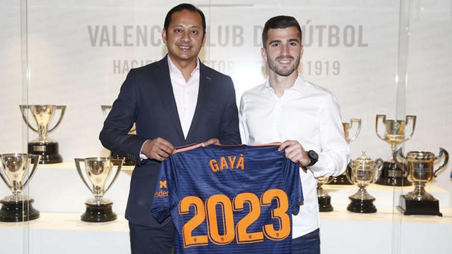 Gayà renueva con el Valencia CF hasta 2023