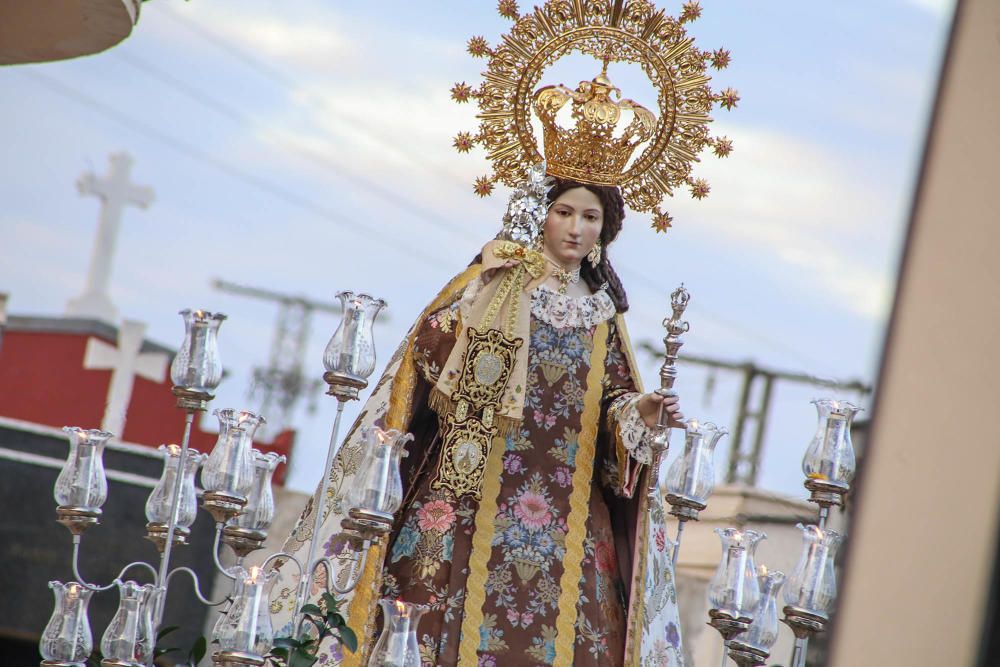 Un amplio número de vecinos se sumó a la celebración de los 200 años del cementerio de Cox.