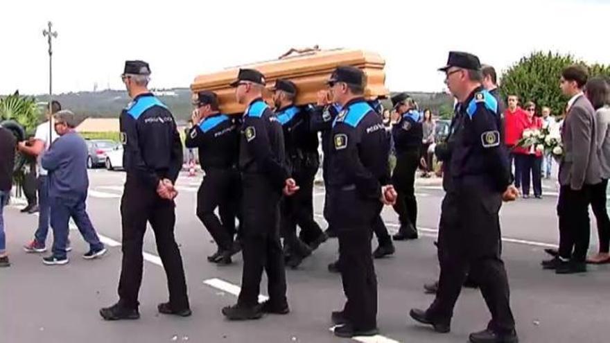 Despedida multitudinaria al policía atropellado en Carballo