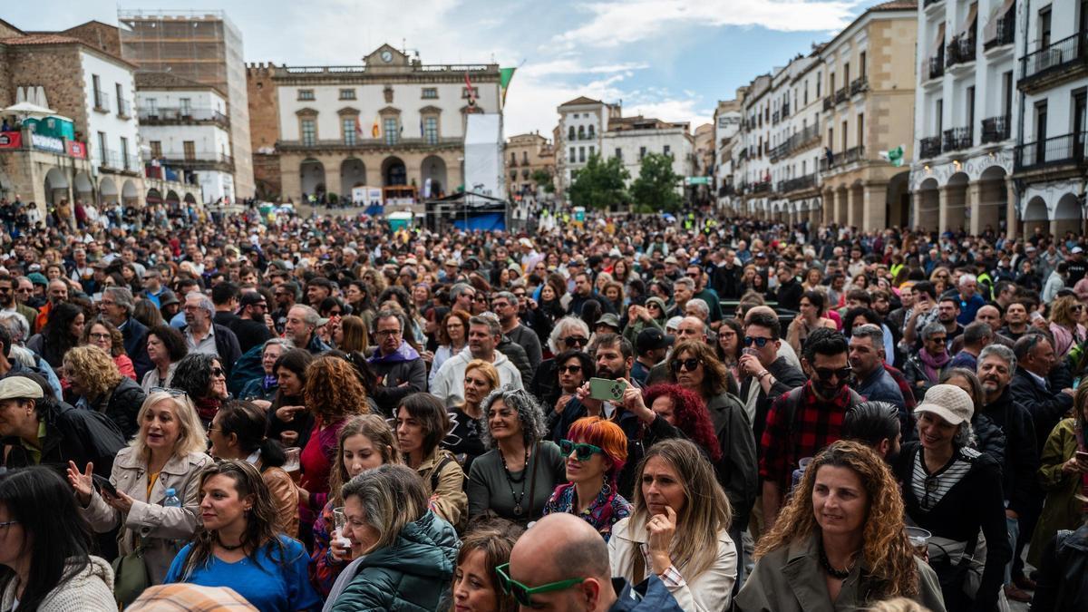 Ambiente en la plaza Mayor durante la jornada del sábado del Womad.