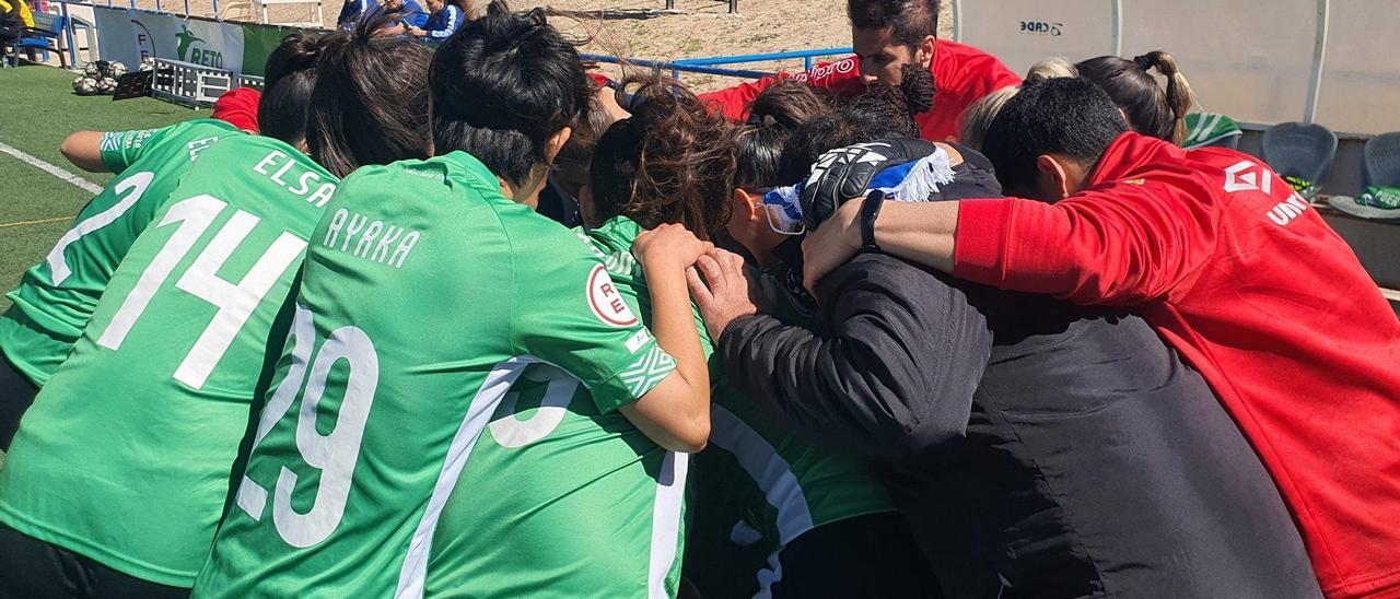 Las jugadoras y cuerpo técnico del Cacereño Femenino hace piña antes del encuentro contra el Alhama.