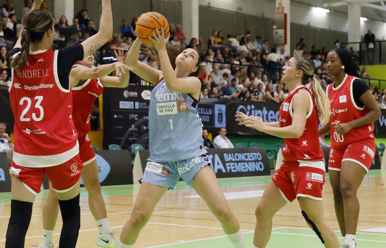 Martina Vizmanos, del Celta Femxa Zorka, se hace con un rebote