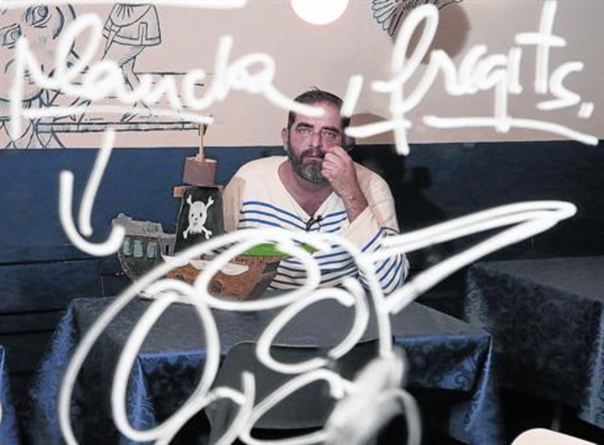 LOBO DE TIERRA Y MAR Franc Monrabà, a punto de zarpar con camiseta a rayas y pipa. En la fotografía pequeña, los guisantes con butifarra, 'calçots' y menta.