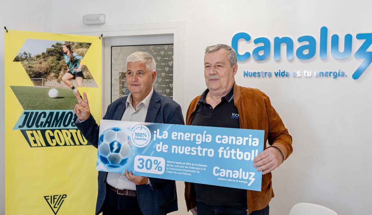 En la imagen, el presidente de la Federación Interinsular de Fútbol de Las Palmas, José Juan Arencibia Alemán y el director general de Canaluz, Lorenzo Muñoz Cerdeña, durante la presentación del Convenio en la sede de Canaluz Vecindario.