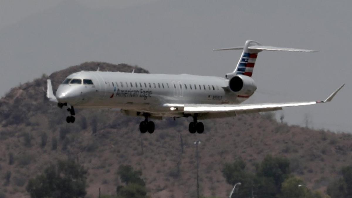 Un avión saliendo de un aeropuerto ceracno al de Phoenix en el que se han cancelado más de 50 vuelos por la ola de calor.