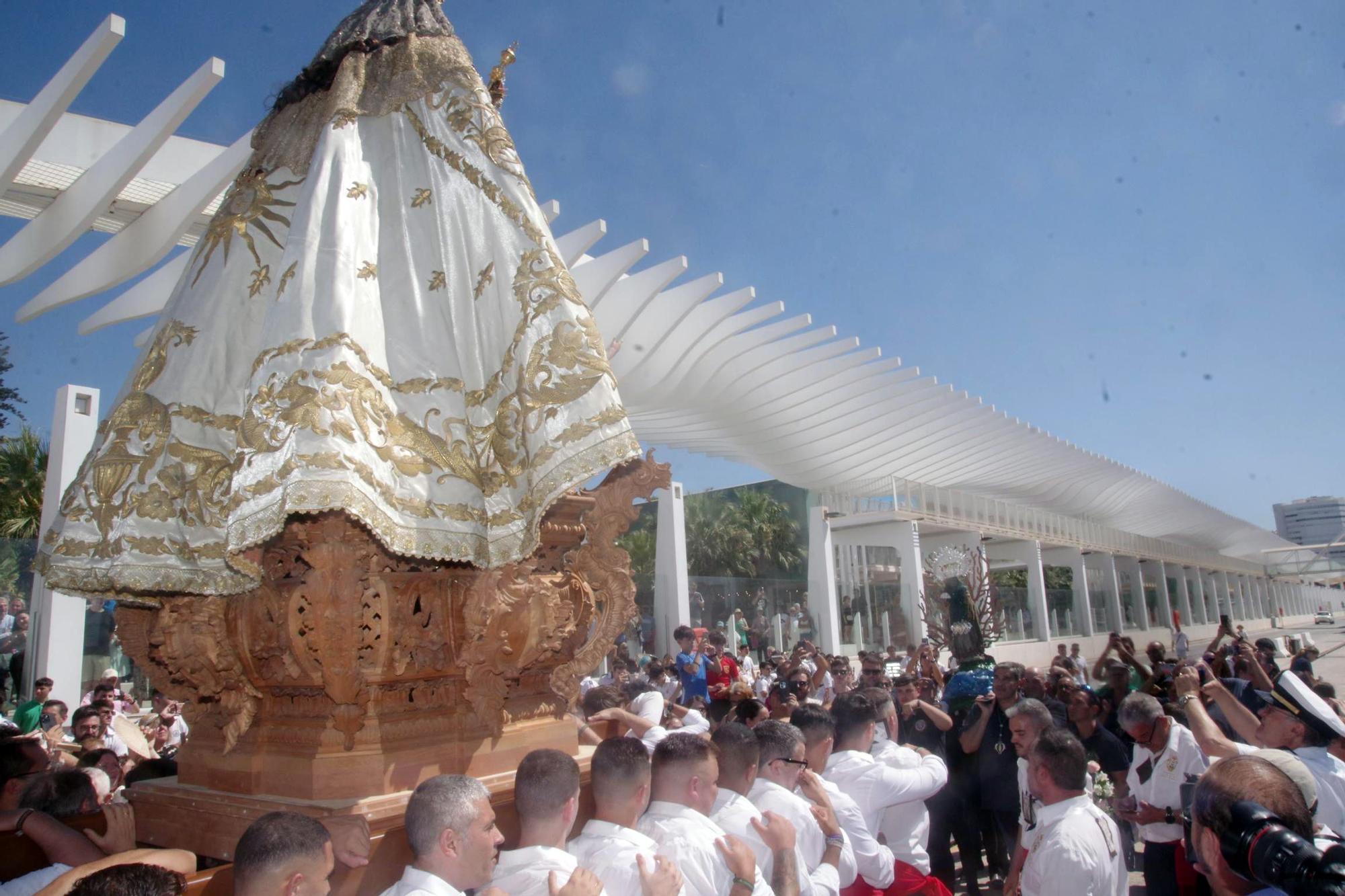 Encuentro en el Puerto de las vírgenes del Carmen de El Perchel y la de los submarinistas