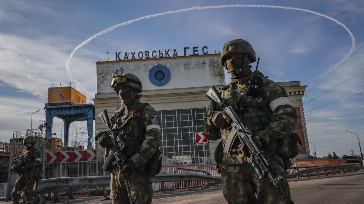 Soldados del ejército ruso en una central hidroeléctrica cerca de la ciudad de Jersón