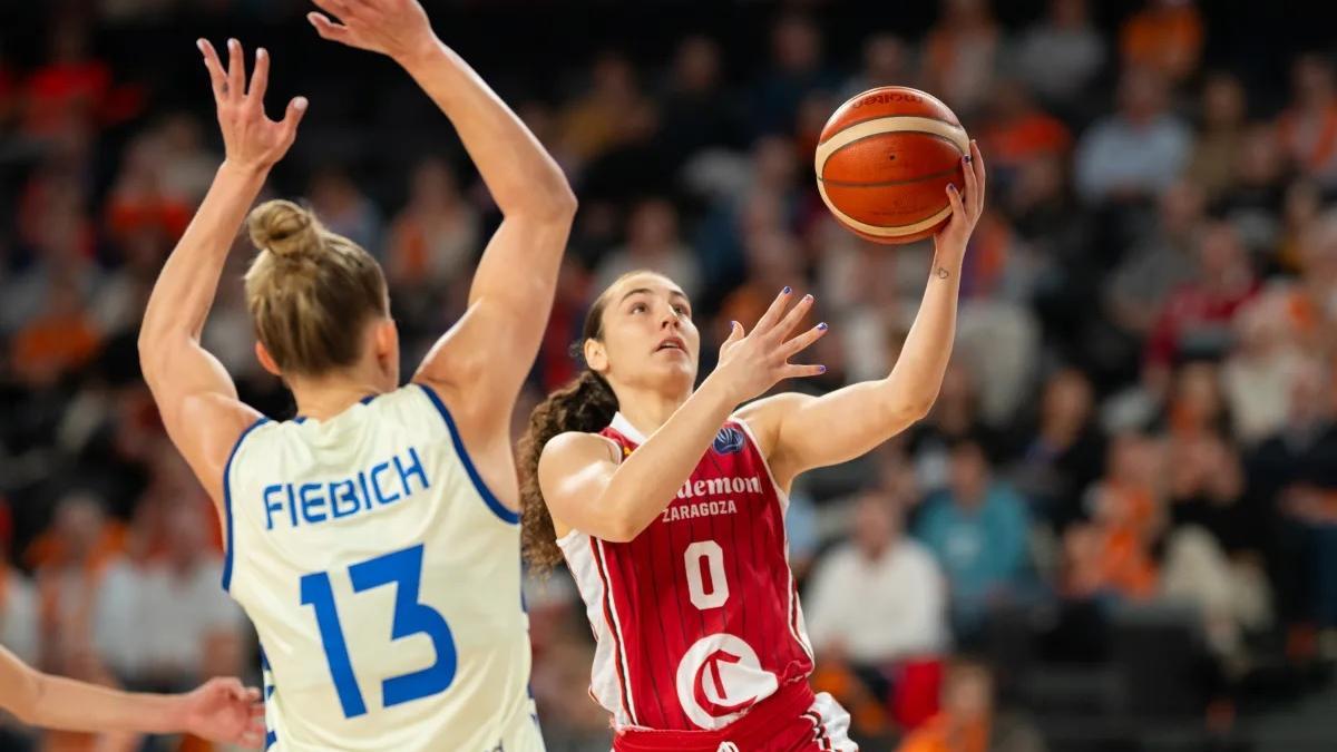 Carla Leite entra a canasta ante la oposición de Leo Fiebich durante el partido de Euroliga del martes.