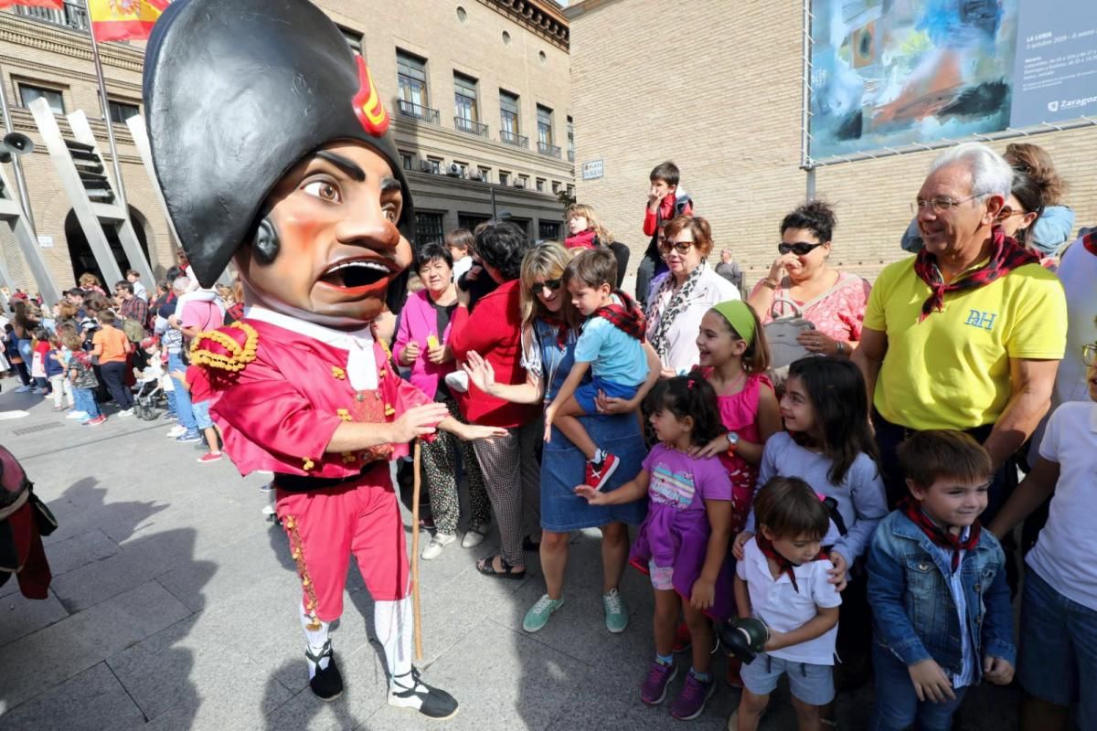 Comparsa de gigantes y cabezudos en el centro de Zaragoza