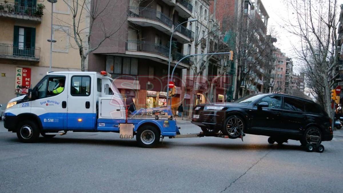 A Coutinho se le llevó el coche la grúa