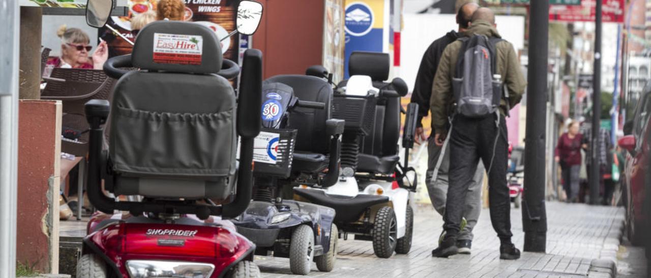 Los peatones deben esquivar los «scooters» para poder avanzar por la calle.