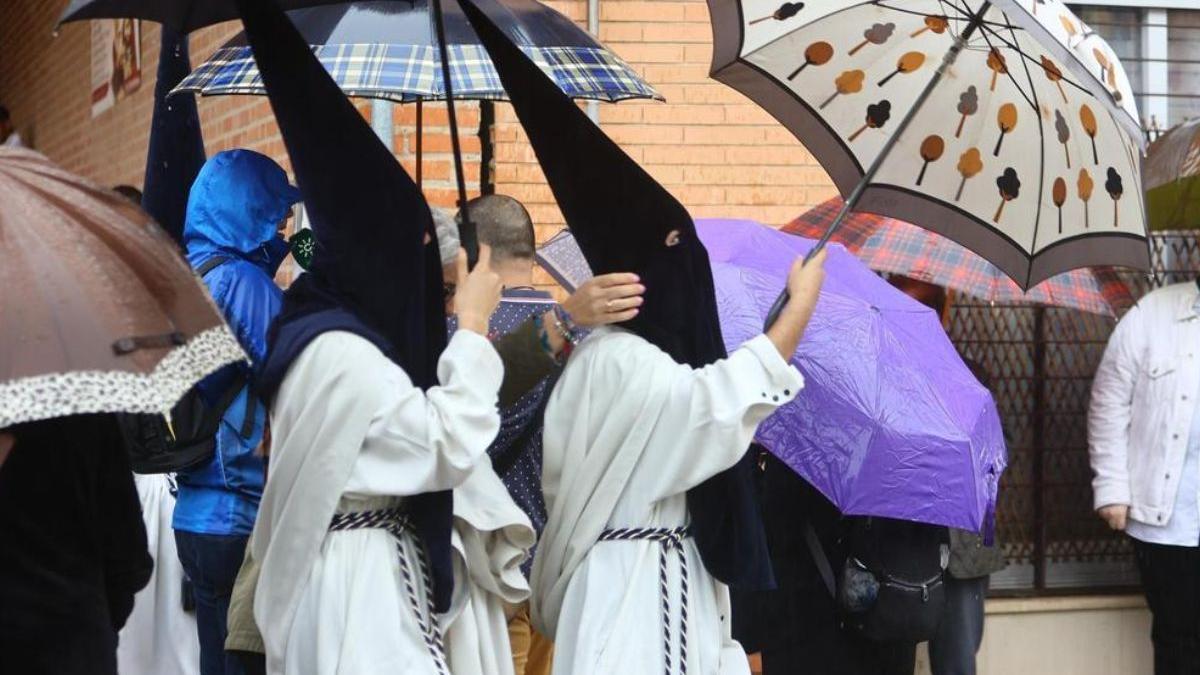 Nazarenos se protegen de la lluvia. / Córdoba