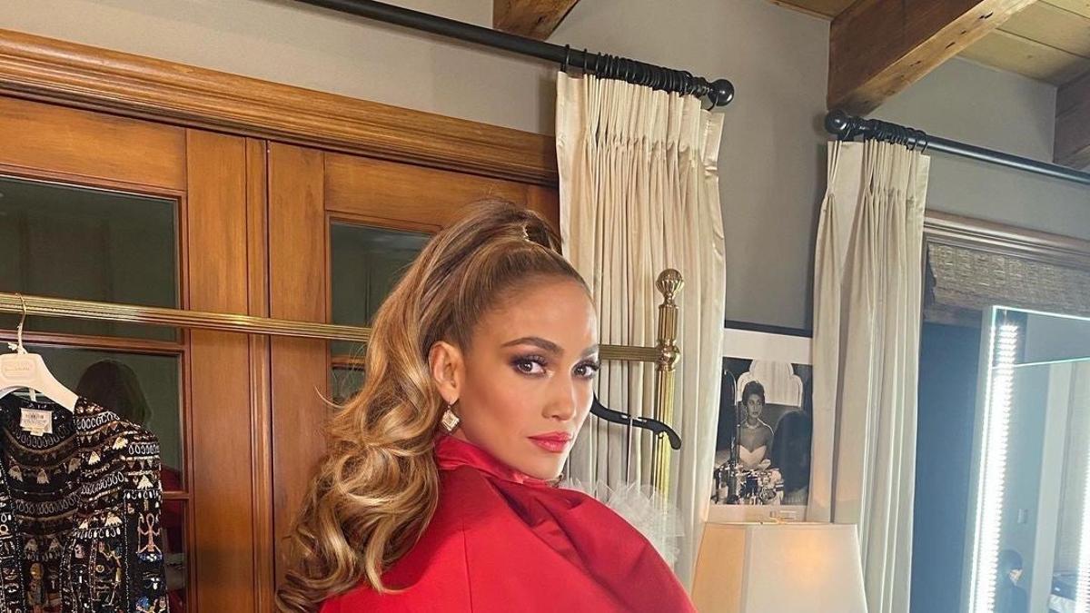 Jennifer Lopez, con un vestido rojo de Christian Siriano, para ir a los People's Choice Awards 2020