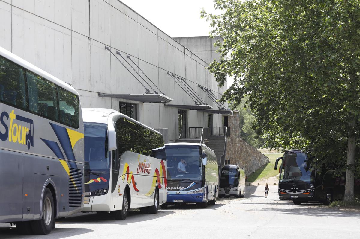 Autobusos aparcats en un lateral del pavelló.