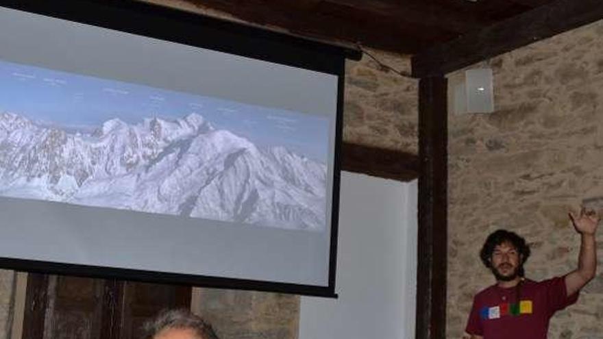 Daniel Boyano explica la escalada.