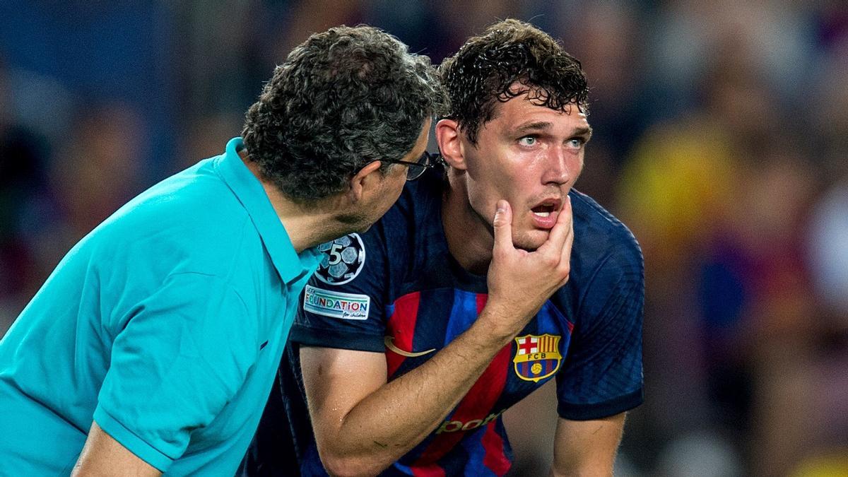 Ricard Pruna, médico del Barça, atiende a Christensen tras recibir un golpe.