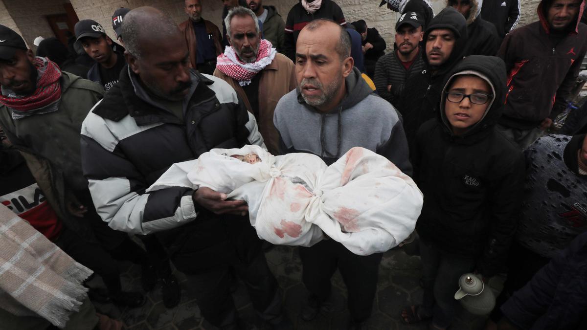 Un ciudadano palestino porta el cuerpo sin vida de su hijo muerto en los ataques de Israel sobre Gaza.