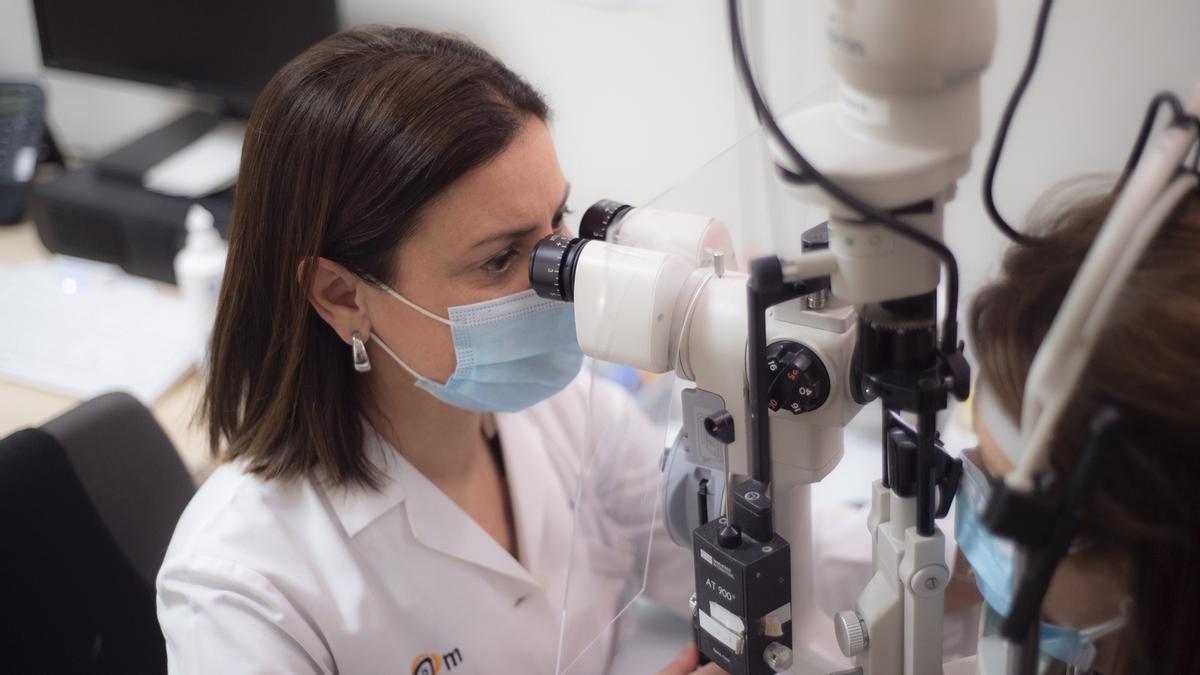 Una especialista revisa los ojos a una paciente.