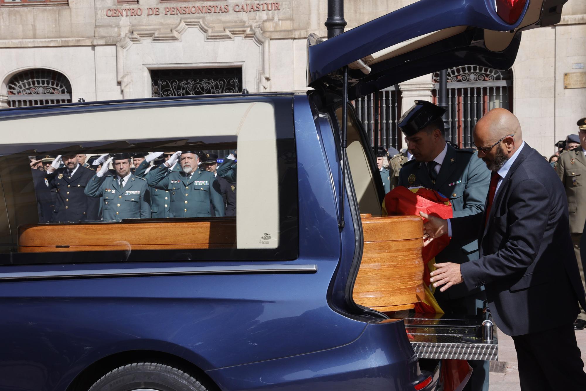 En imágenes: funeral en la catedral de Oviedo del guardia civil que evitó una masacre ciclista en Pravia