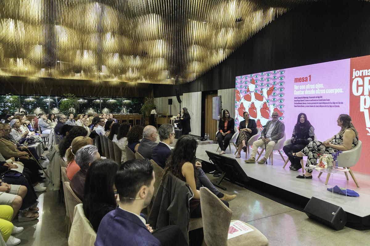 Un momento de la mesa redonda «Ver con otros ojos. Contar desde otros cuerpos», que profundizó en el proyecto de tiendas exclusivas junto a Cruz Roja.