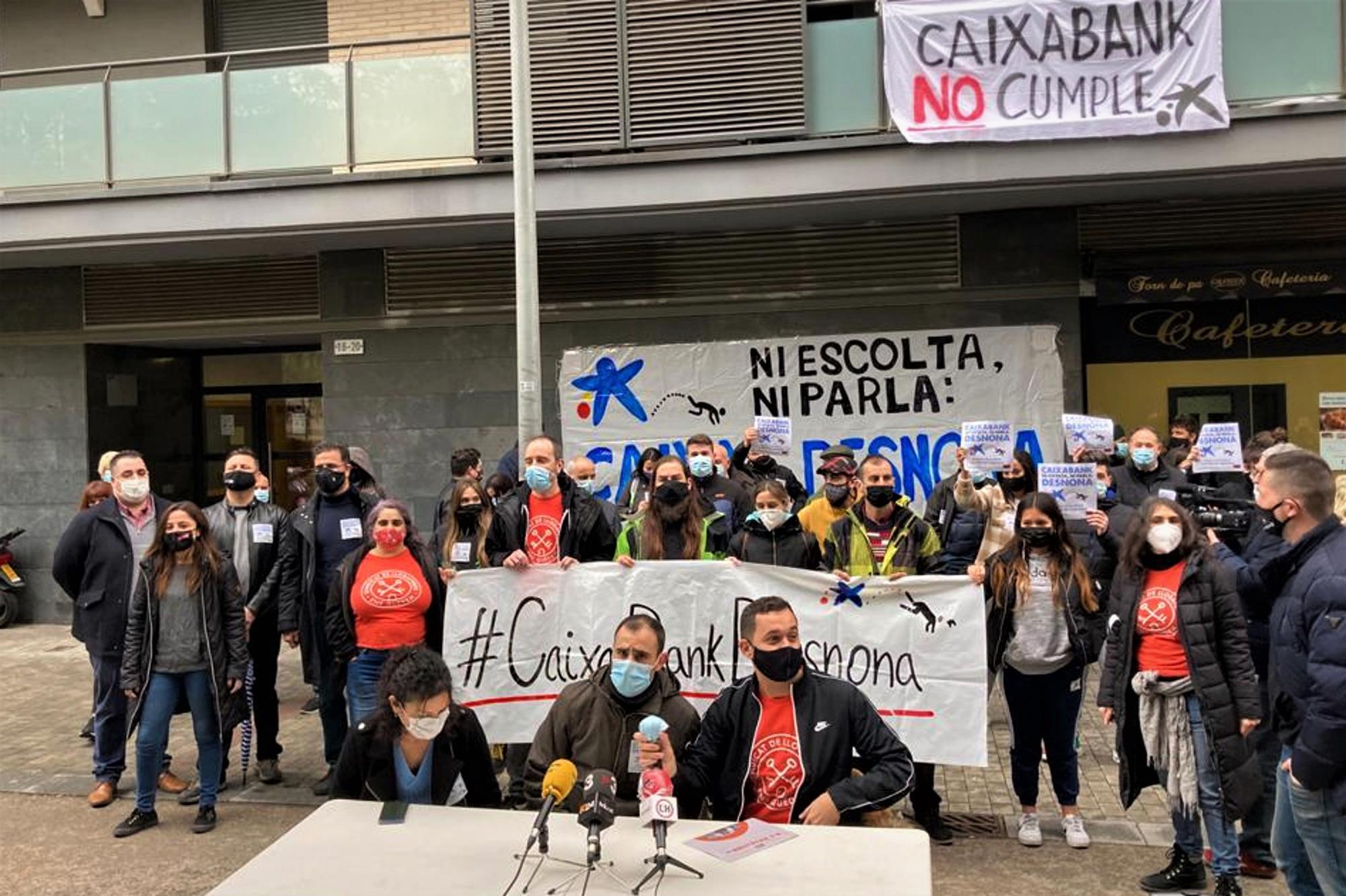 Vecinos de los dos bloques de L'Hospitalet de Llobregat junto al Sindicat de Llogateres.