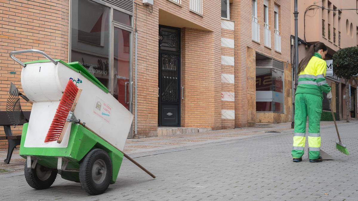 Una barrendera limpiando las calles emeritenses.
