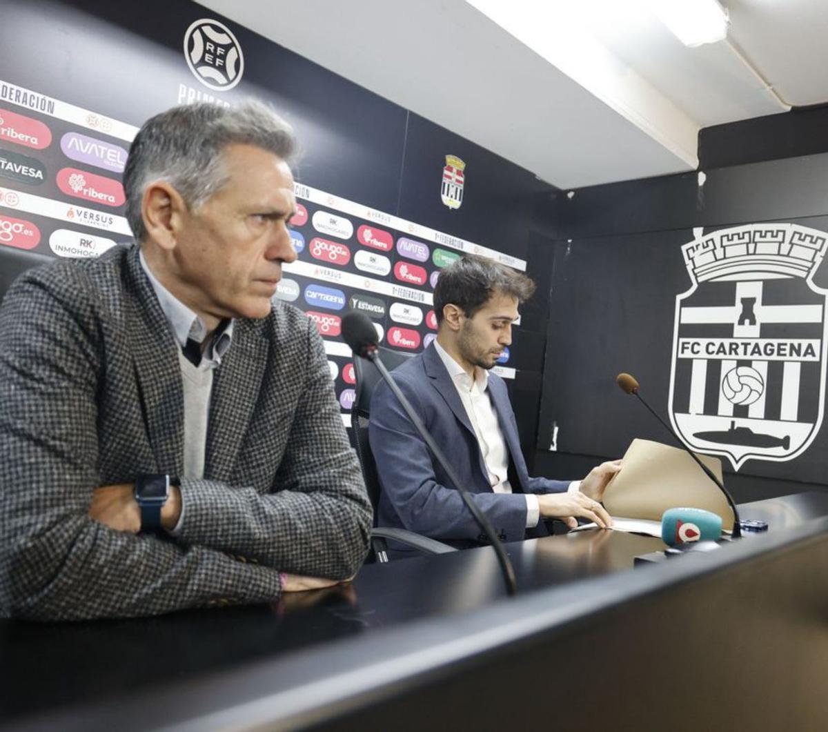 Víctor Alonso, en primer plano, junto a Arribas. | IVÁN URQUÍZAR