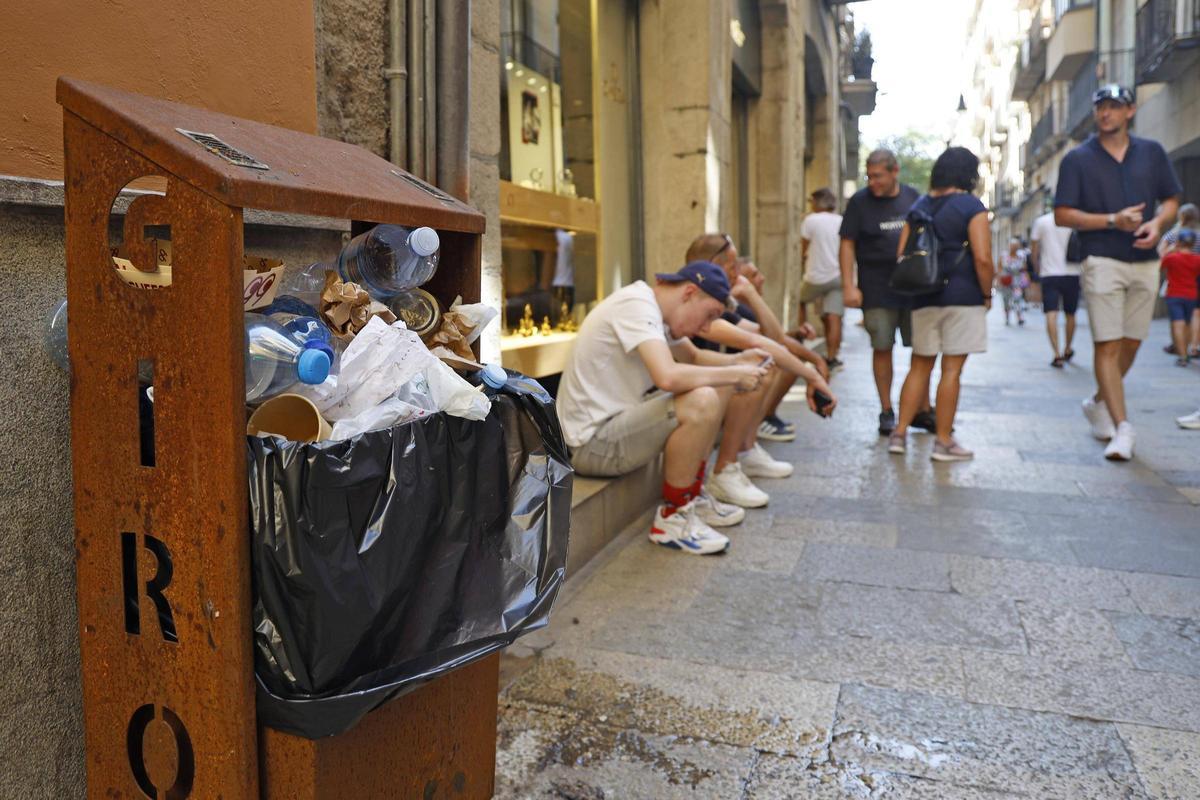 Girona vol evitar que la gent llanci envasos de menjar i begudes a les papereres del centre