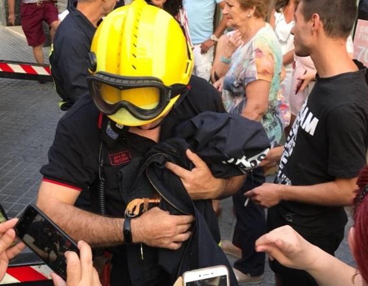 Una rapaz en la antena