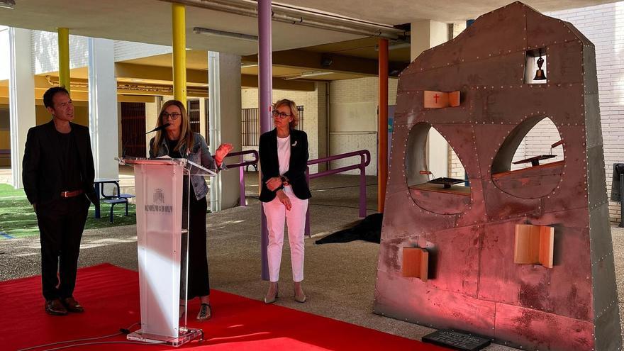 La escultura dedicada a Antoni Llidó ha sido inaugurado por el agregado cultural de Chile y la hermana del sacerdote