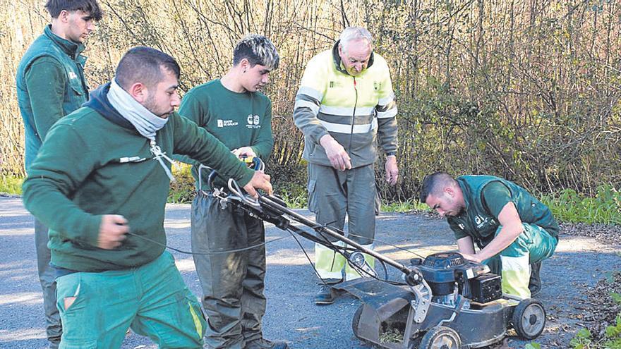 El taller de empleo juvenil de Valga se estrena en el parque Irmáns Dios y en Mina Mercedes