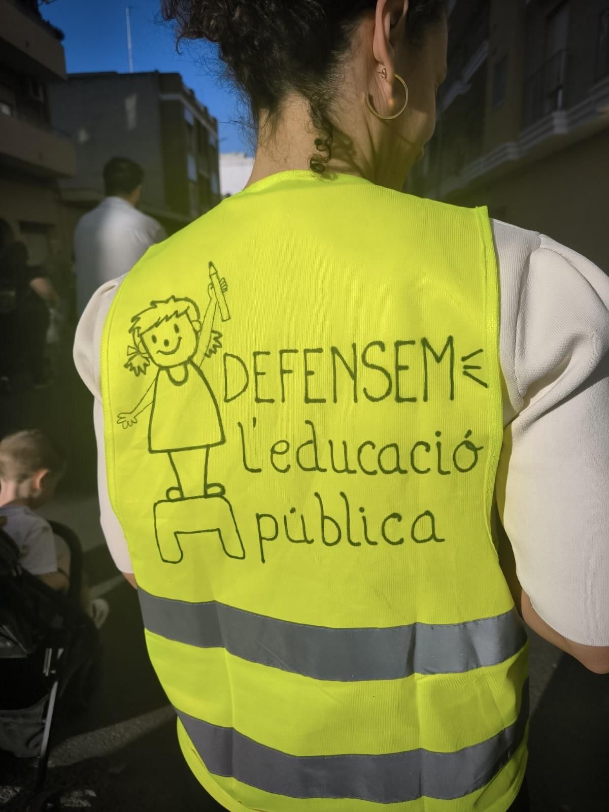Una manifestante en una de las protestas protagonizas en la Ribera por los docentes durante la huelga del curso pasado.
