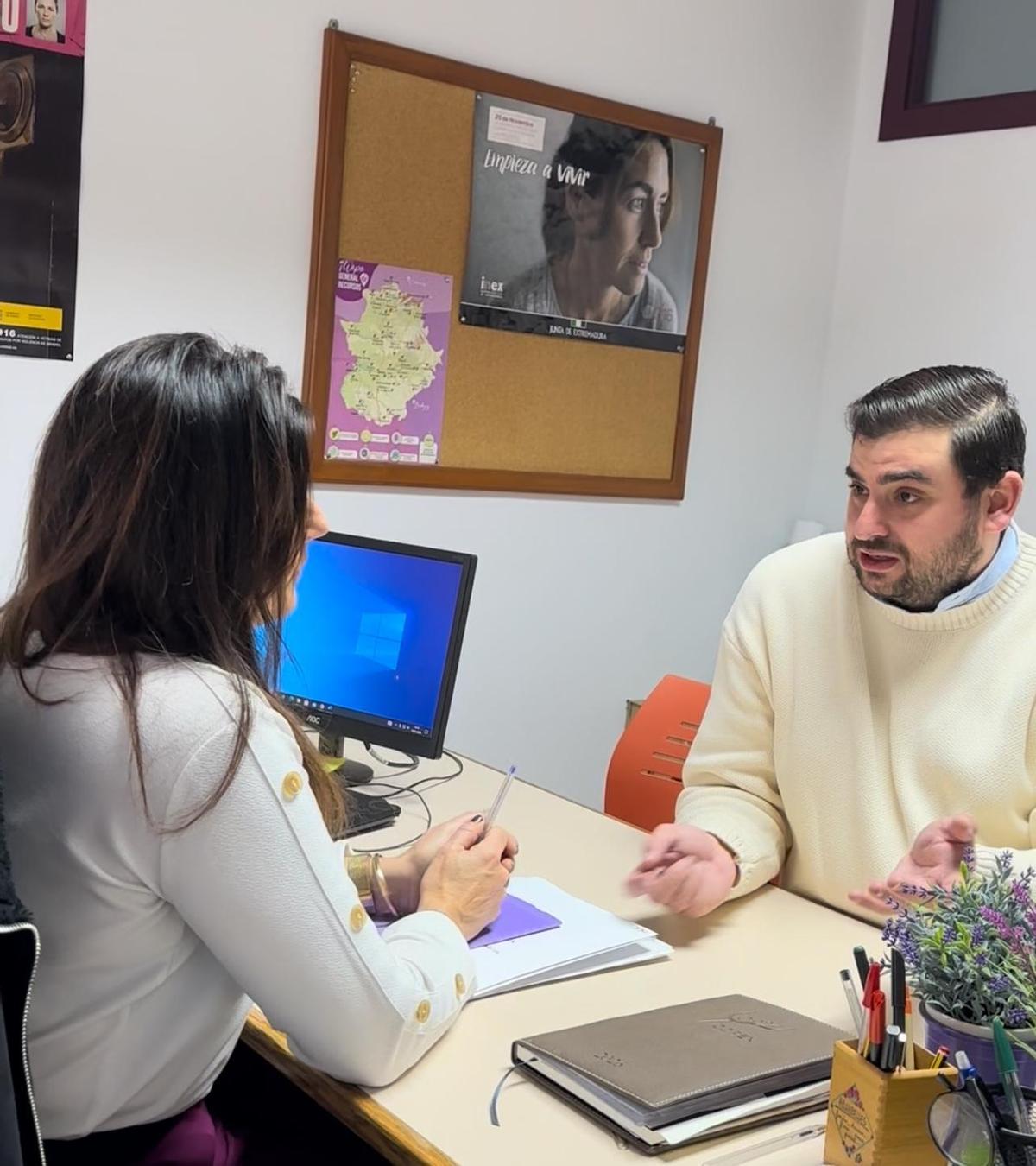 Raúl Sánchez, junto a la psicóloga, Silvia Román.