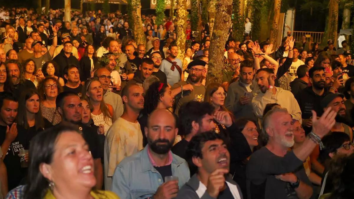 Público nunha edición pasada da Festa da Carballeira de Zas.