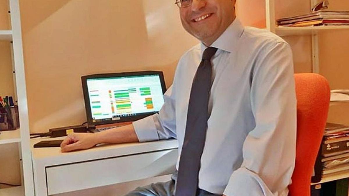 Antonio Rodríguez, frente a su ordenador. | Cedida