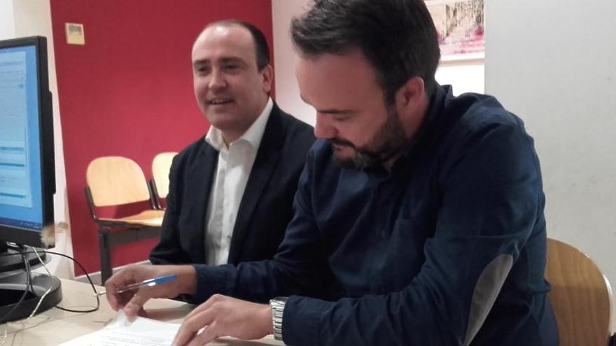 Joan Antoni López Noguera signant la instància a l&#039;Oficina d&#039;Atenció Ciutadana de Berga  acompanyat de Daniel Serrano aquest dimecres