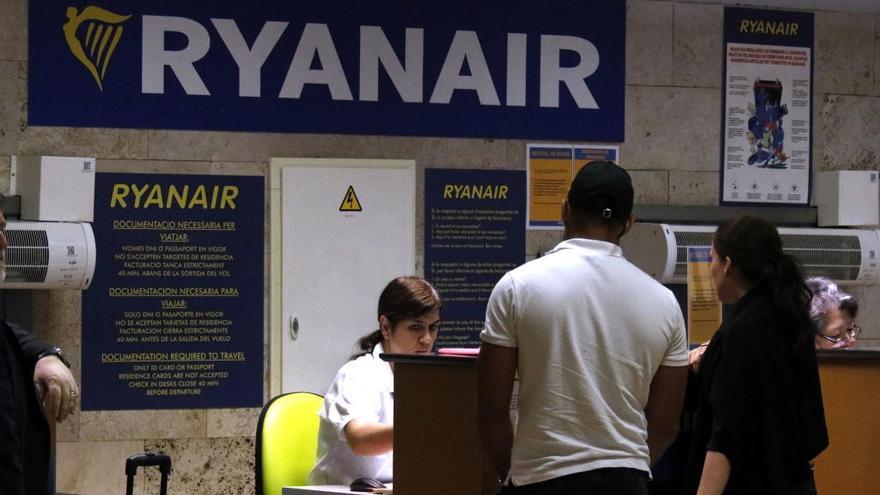Dos passatgers a l&#039;aeroport de Girona al mostrador de Ryanair