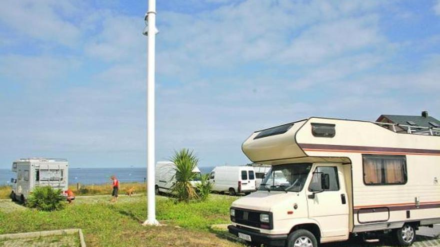 Autocaravanas estacionadas el pasado verano en el aparcamiento habilitado en Tapia para estos vehículos.