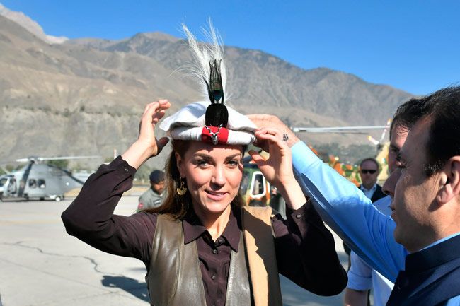Kate Middleton con el sombrero tradicional de Pakistán en su viaje oficial