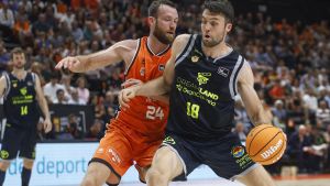 Tobey, del Gran Canaria, defendido por Costello.