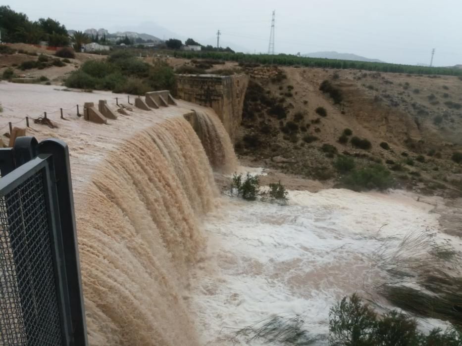 La gran cantidad de agua se debe a que el pantano de Tibi está desbordado y a la lluvia caída en Xixona y La Torre de les Maçanes