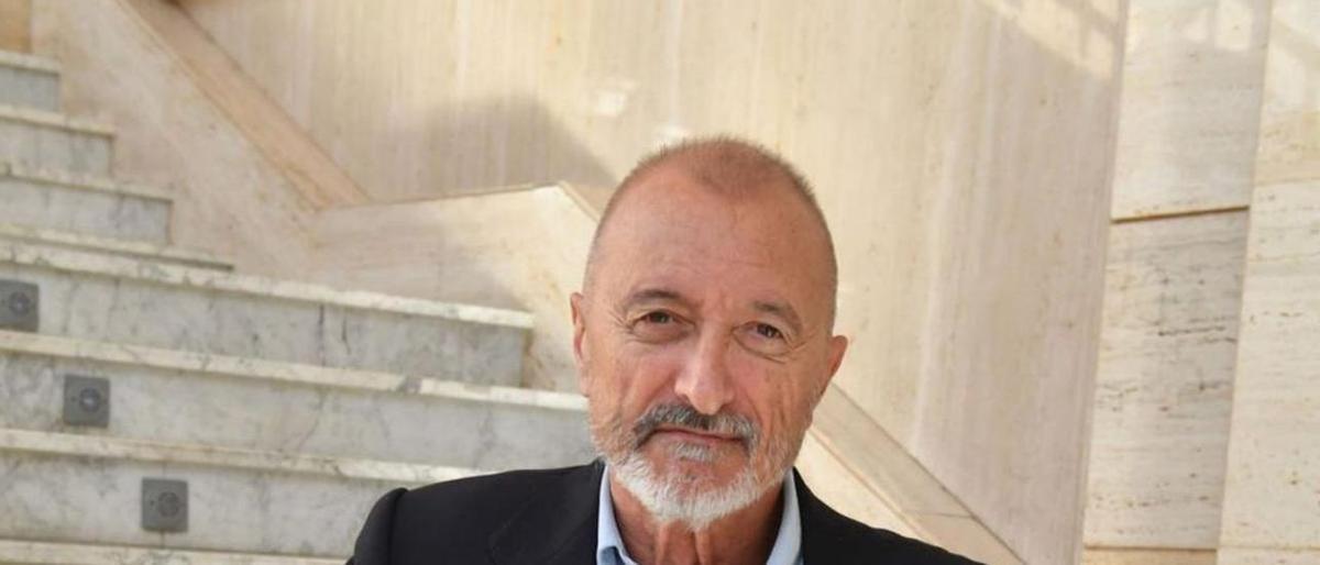 Arturo Pérez-Reverte posa, ayer, en el hotel María Pita.