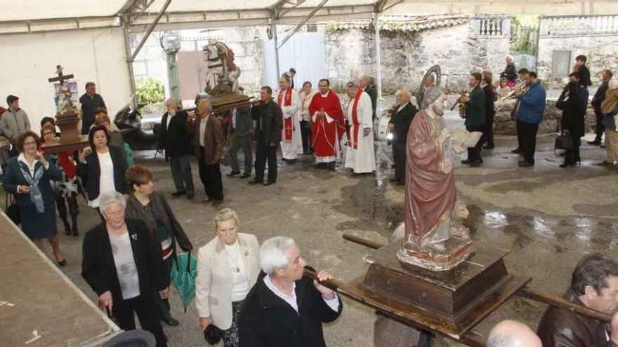 La procesión por el atrio de la iglesia. // Santos Álvarez