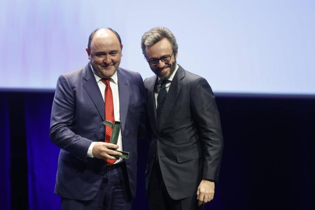 Aitor Moll, consejero delegado de Prensa Ibérica, entrega el premio Internacionalización a Fidel Roig, CEO de Valfortec.